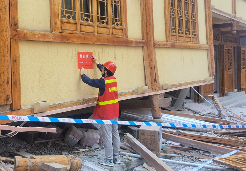 建科院技术人员在灾后现场开展房屋应急评估工作.jpg